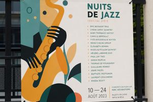 Signalétique événementielle sur mesure — Badges / Panneaux / Plaques commémoratives